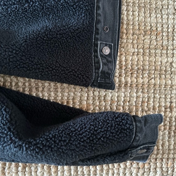 Levi's Black Sherpa Trucker Jacket - Picture 6 of 7